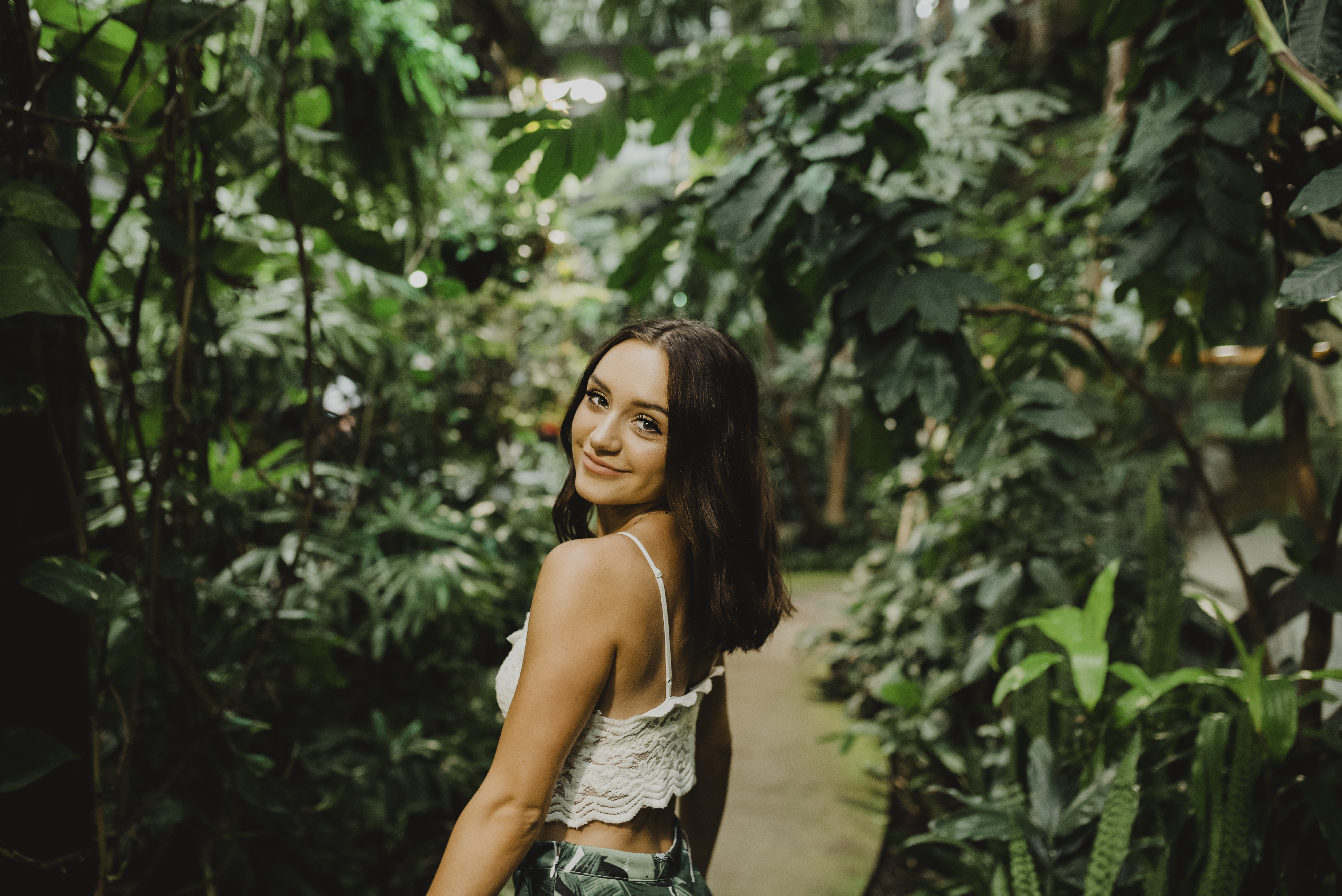 ashley nicolle photography senior pictures in tropical rainforest cleveland zoo